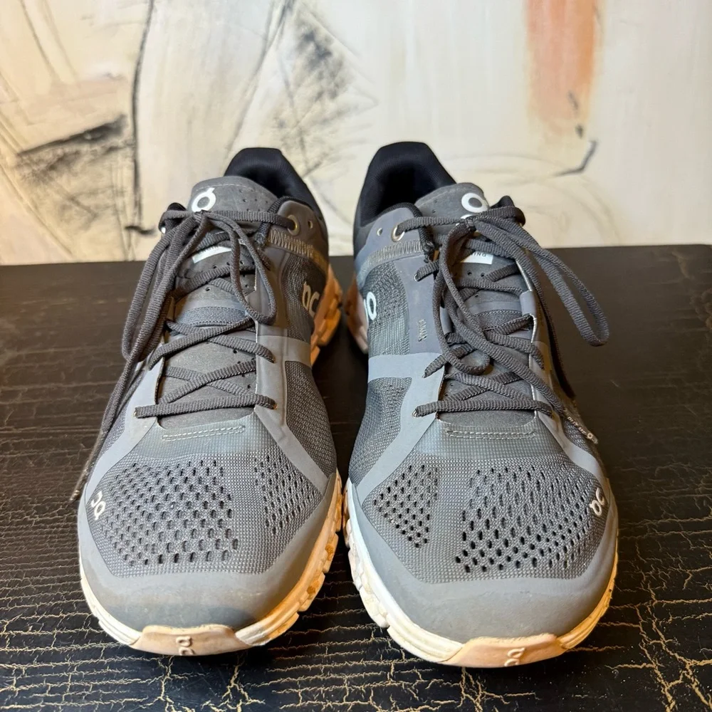 On Running Women's Black, White and Gold pink Athletic Shoes 8.5 - Picture 2 of 8